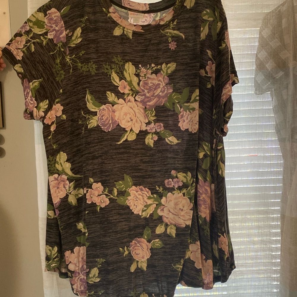 LULAROE 2XL ladies Irma.  Floral pattern on fabric.  Freshly laundered. EUC